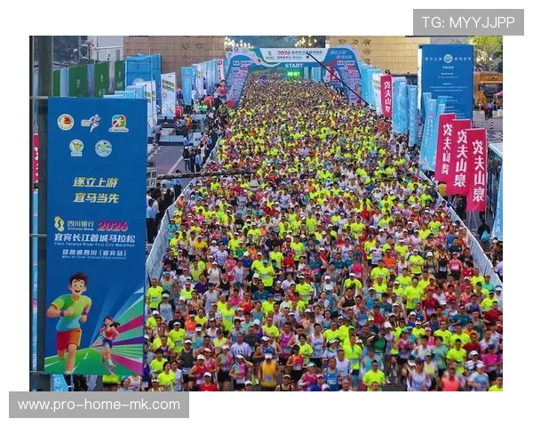 盲人跑者完成半马,领跑员是他儿子,盲人领跑员小伙视频 盲人跑者完成半马,领跑员是他儿子,盲人领跑员小伙视频